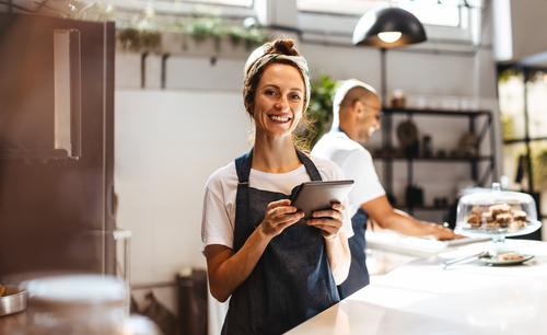 Frau mit Tablet in der Hand 