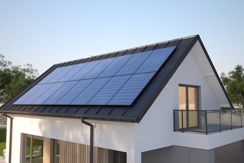 Haus mit PV Anlage auf dem Dach 