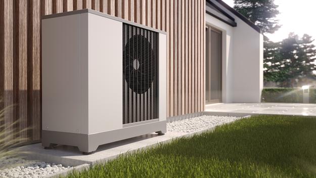 Wärmepumpe an Hauswand im Garten