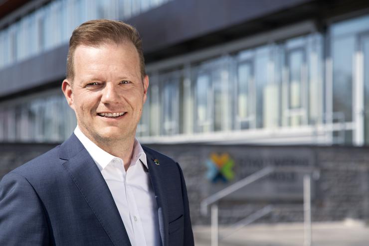 Geschäftsführer Manuel Drossard vor dem Geschäftsgebäude