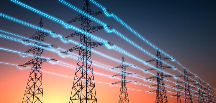 Symbol: Strom fließt virtuell durch Strommasten vor Abendhimmel.